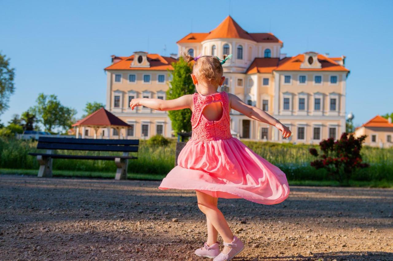 ホテル シャトー リブリツェ Byšice エクステリア 写真